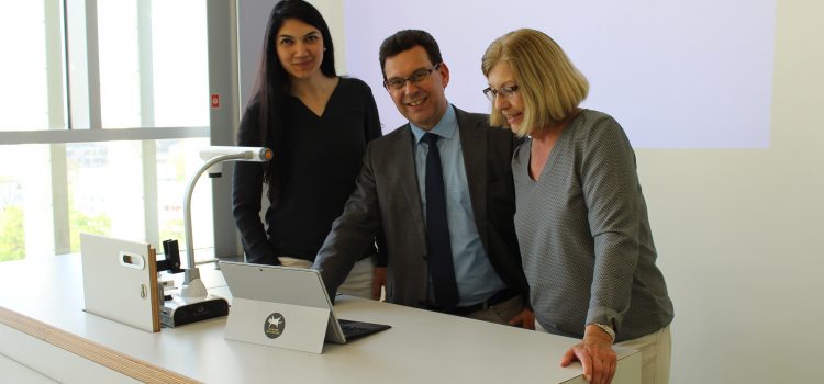 Stadträtinnen besuchen die Heinrich-Hertz-Schule