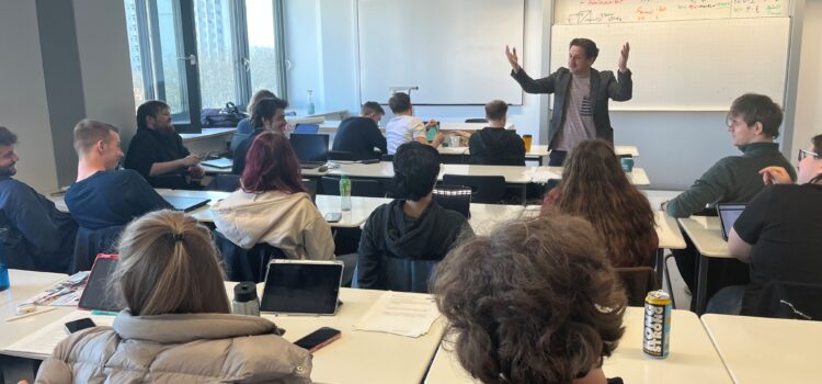 Hollywood trifft Wirklichkeit: Prof. Dr. Teitler diskutiert „Oppenheimer“ mit unserer Klasse