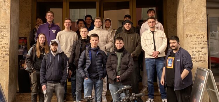 Klasse E3GS erlebt die Nibelungen auf der Leinwand